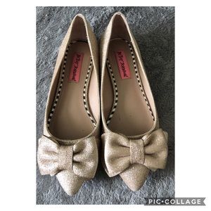 Cute gold bow flats 👑